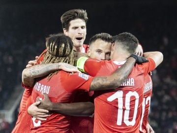 Los jugadores de Suiza se abrazan para celebrar la victoria