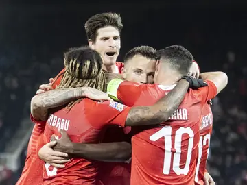 Los jugadores de Suiza se abrazan para celebrar la victoria Los jugadores de Suiza se abrazan para celebrar la victoria