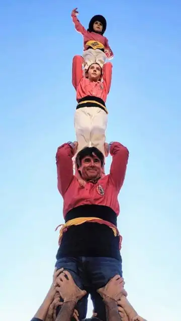 Carles Puigdemont haciendo un castell Carles Puigdemont haciendo un castell