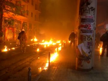  Una batalla campal en Atenas en conmemoración levantamiento universitario de 1973 se salda con 19 detenidos