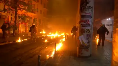 Una batalla campal en Atenas en conmemoración levantamiento universitario de 1973 se salda con 19 detenidos Una batalla campal en Atenas en conmemoración levantamiento universitario de 1973 se salda con 19 detenidos