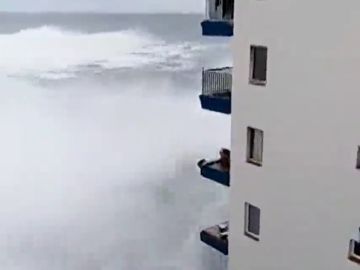 El agua arranca de cuajo los barrotes de unos balcones en Tacoronte