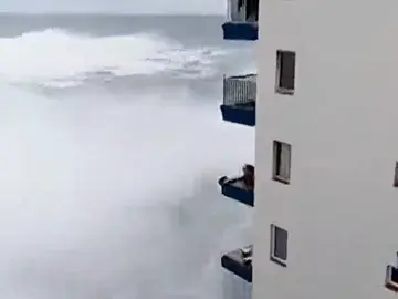 El agua arranca de cuajo los barrotes de unos balcones en Tacoronte El agua arranca de cuajo los barrotes de unos balcones en Tacoronte