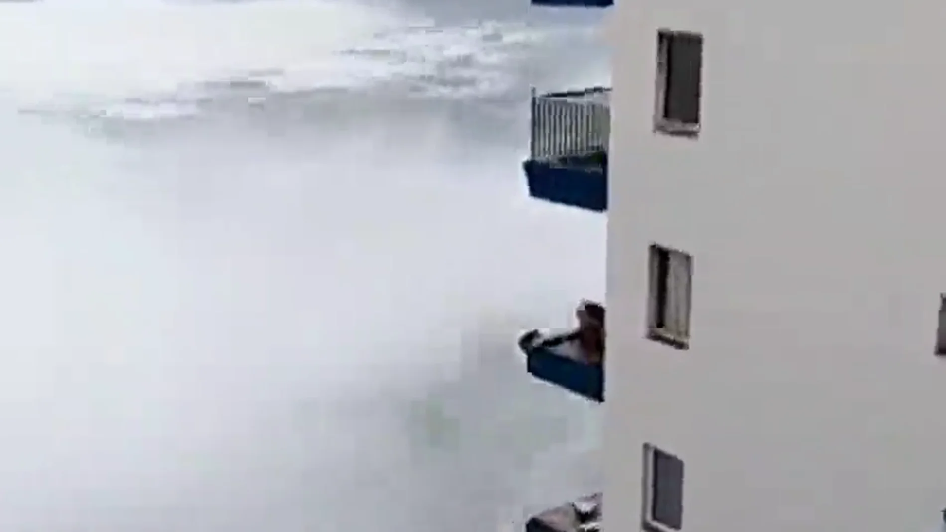 El agua arranca de cuajo los barrotes de unos balcones en Tacoronte