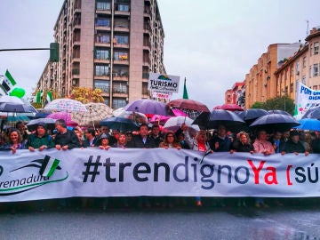 Manifestación 'Tren digno ya' en Cáceres