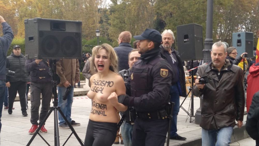 Activistas de Femen irrumpen en un acto de Falange