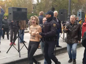 Activistas de Femen irrumpen en un acto de Falange Activistas de Femen irrumpen en un acto de Falange