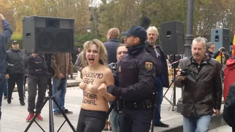 Activistas de Femen irrumpen en un acto de Falange Activistas de Femen irrumpen en un acto de Falange