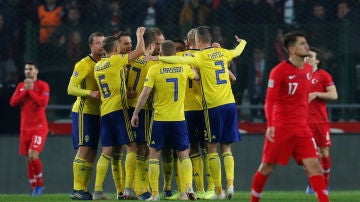 Los jugadores de Suecia celebran el gol de la victoria ante Turquía