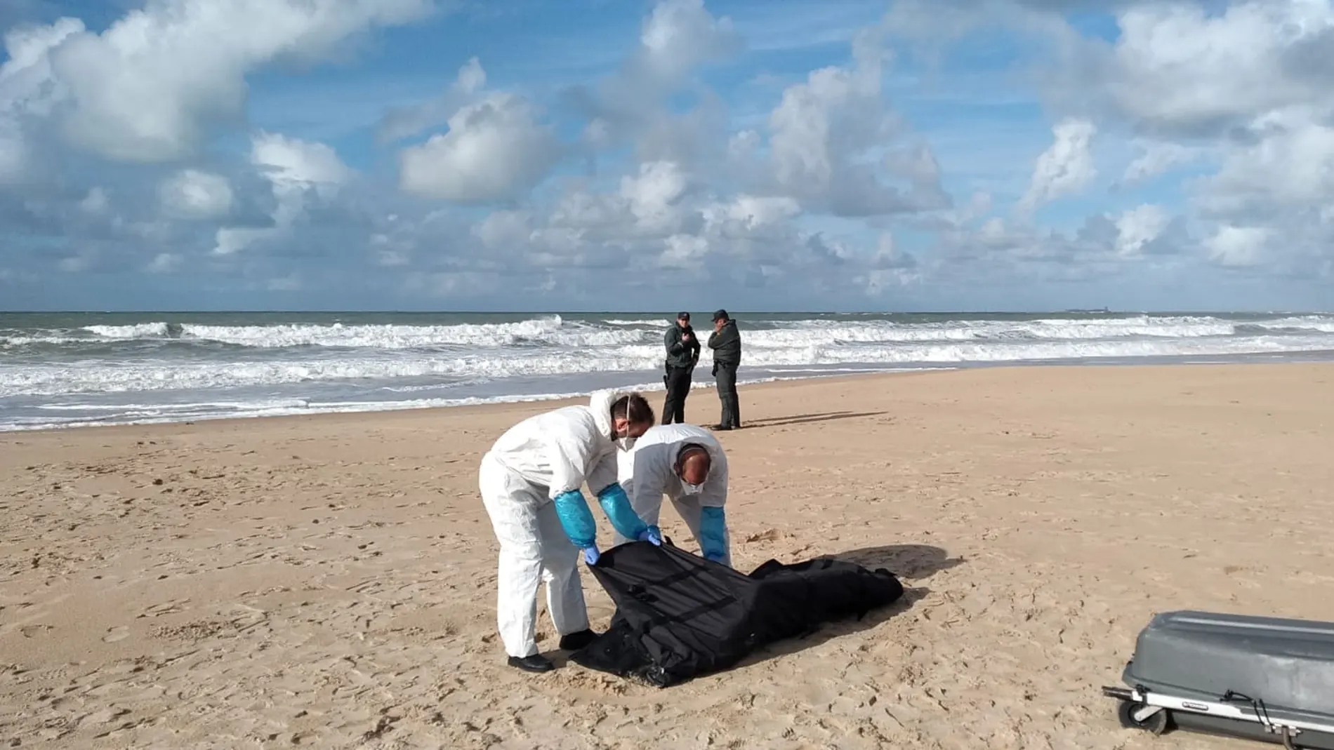 Rescate de un nuevo cadáver en Cádiz Rescate de un nuevo cadáver en Cádiz
