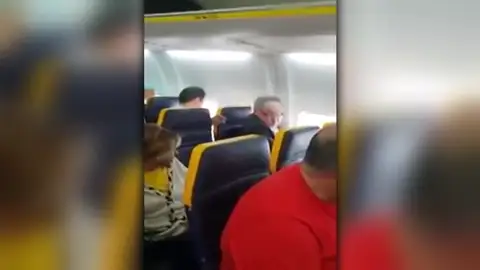 La Fiscalía de Barcelona denuncia también a Rayanair por la agresión racista La Fiscalía de Barcelona denuncia también a Rayanair por la agresión racista