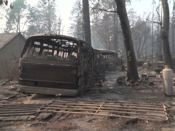 California sigue luchando contra el fuego mientras espera que lleguen las primeras lluvias desde hace meses