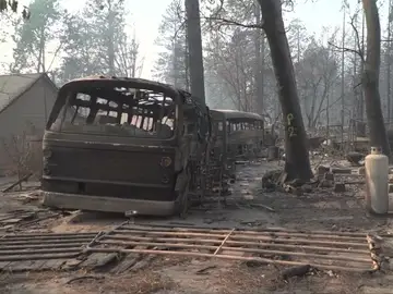 California sigue luchando contra el fuego mientras espera que lleguen las primeras lluvias desde hace meses California sigue luchando contra el fuego mientras espera que lleguen las primeras lluvias desde hace meses