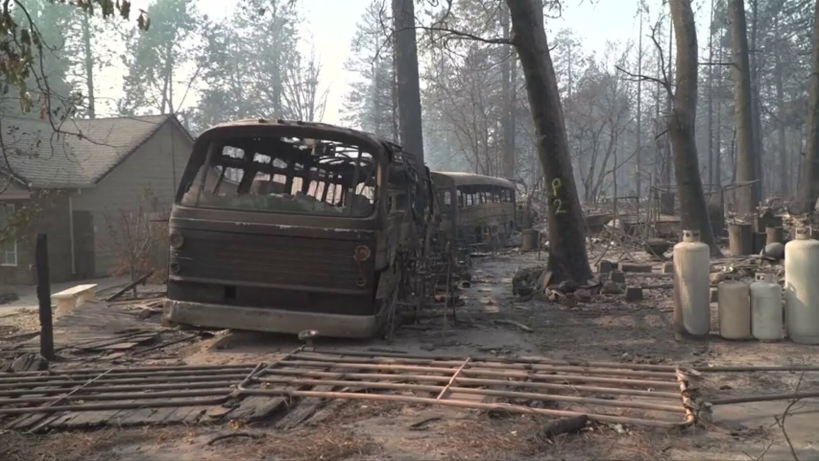 California sigue luchando contra el fuego mientras espera que lleguen las primeras lluvias desde hace meses