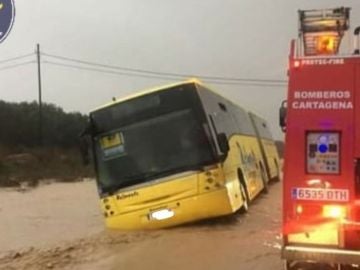 Noticias 1 Antena 3 (19-11-18) Los Bomberos rescatan a 70 escolares atrapados en un autobús por las fuertes lluvias en Cartagena