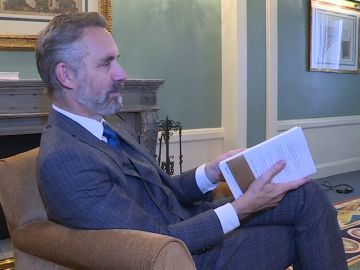 "Coge el peso más grande que puedas levantar y sube la cuesta". Así es el libro de Jordan B. Peterson, el último gurú de internet