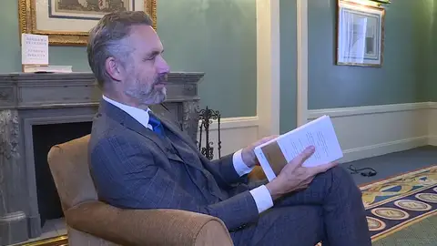 "Coge el peso más grande que puedas levantar y sube la cuesta". Así es el libro de Jordan B. Peterson, el último gurú de internet "Coge el peso más grande que puedas levantar y sube la cuesta". Así es el libro de Jordan B. Peterson, el último gurú de internet