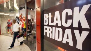 Un comercio celebra el Black Friday. EFE/Orlando Barr&iacute;a