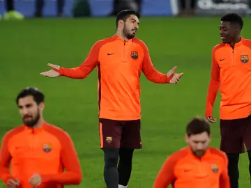 Luis Suárez charla con Dembelé durante un entrenamiento Luis Suárez charla con Dembelé durante un entrenamiento