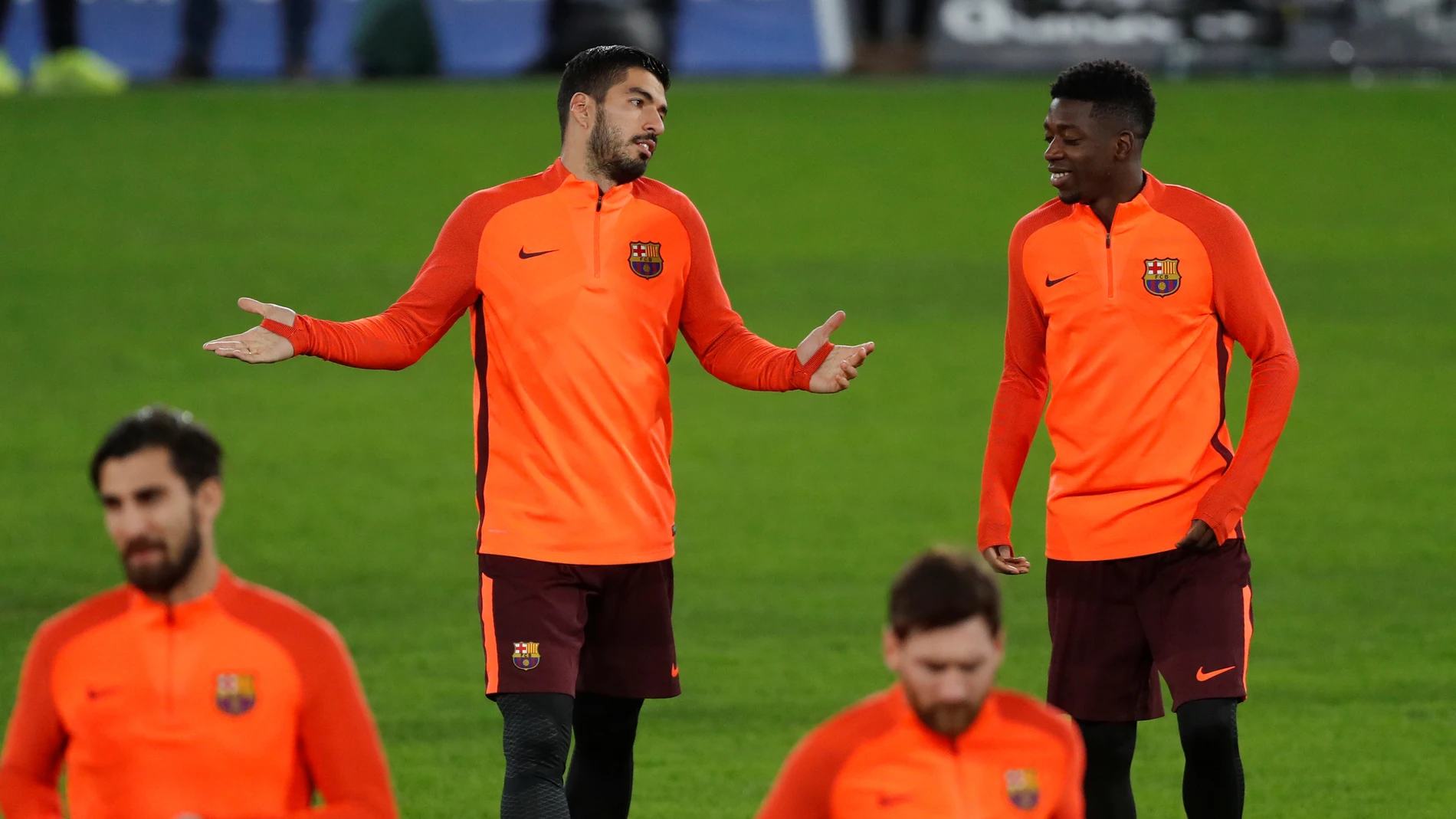 Luis Suárez charla con Dembelé durante un entrenamiento Luis Suárez charla con Dembelé durante un entrenamiento