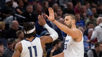 Marc Gasol celebra una canasta ante los Wolves