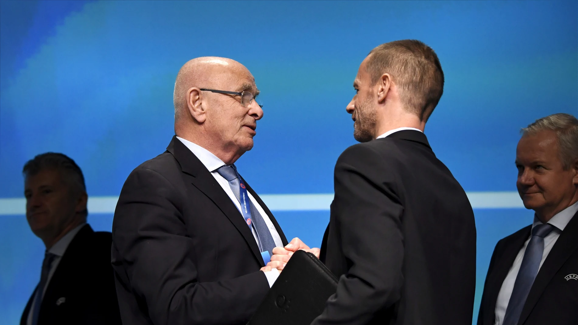 Michael Van Praag saluda a Ceferin durante una convención de la UEFA Michael Van Praag saluda a Ceferin durante una convención de la UEFA
