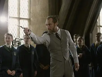 Jude Law como Dumbledore impartiendo clase en Hogwarts Jude Law como Dumbledore impartiendo clase en Hogwarts