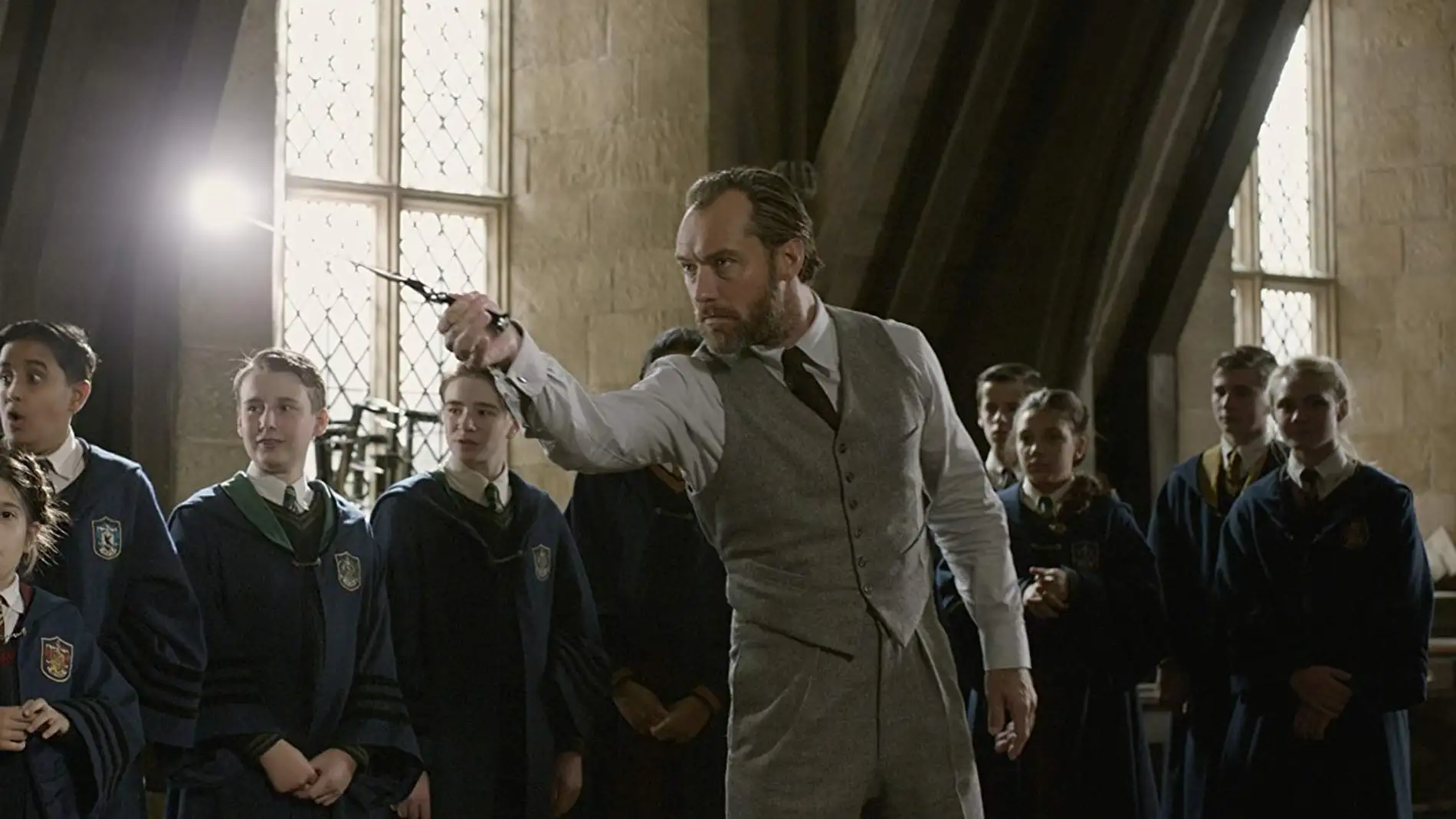 Jude Law como Dumbledore impartiendo clase en Hogwarts