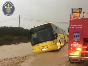 Escolares atrapados en un autobús en Cartagena Escolares atrapados en un autobús en Cartagena
