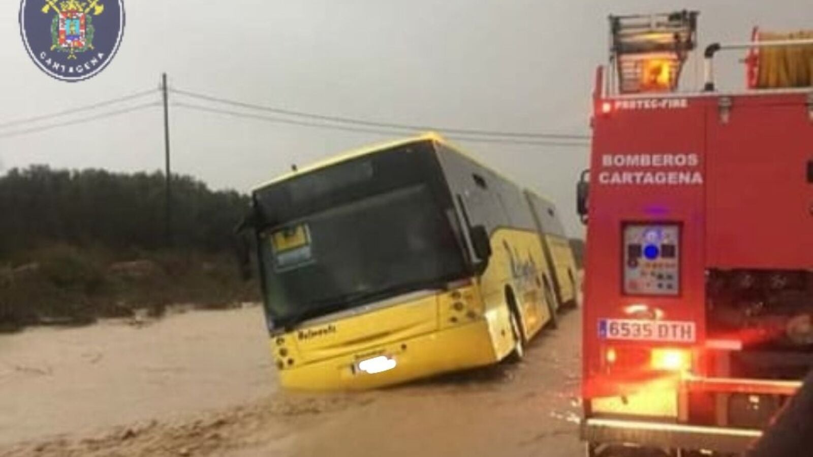 Los Bomberos rescatan a 70 escolares atrapados en un autobús por las fuertes lluvias en Cartagena