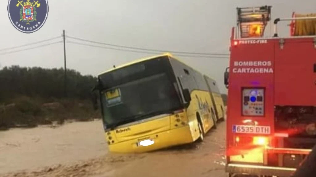 Escolares atrapados en un autobús en Cartagena Escolares atrapados en un autobús en Cartagena