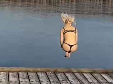 Saltando a un lago helado Saltando a un lago helado