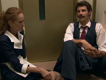 Carlos y Natalia se quedan encerrados en el ascensor Carlos y Natalia se quedan encerrados en el ascensor