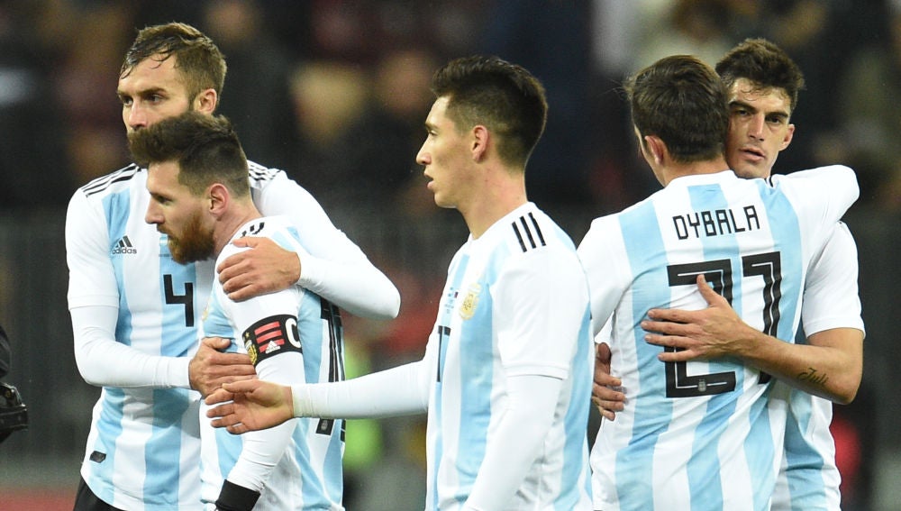 Leo Messi y Dybala, tras un partido de Argentina