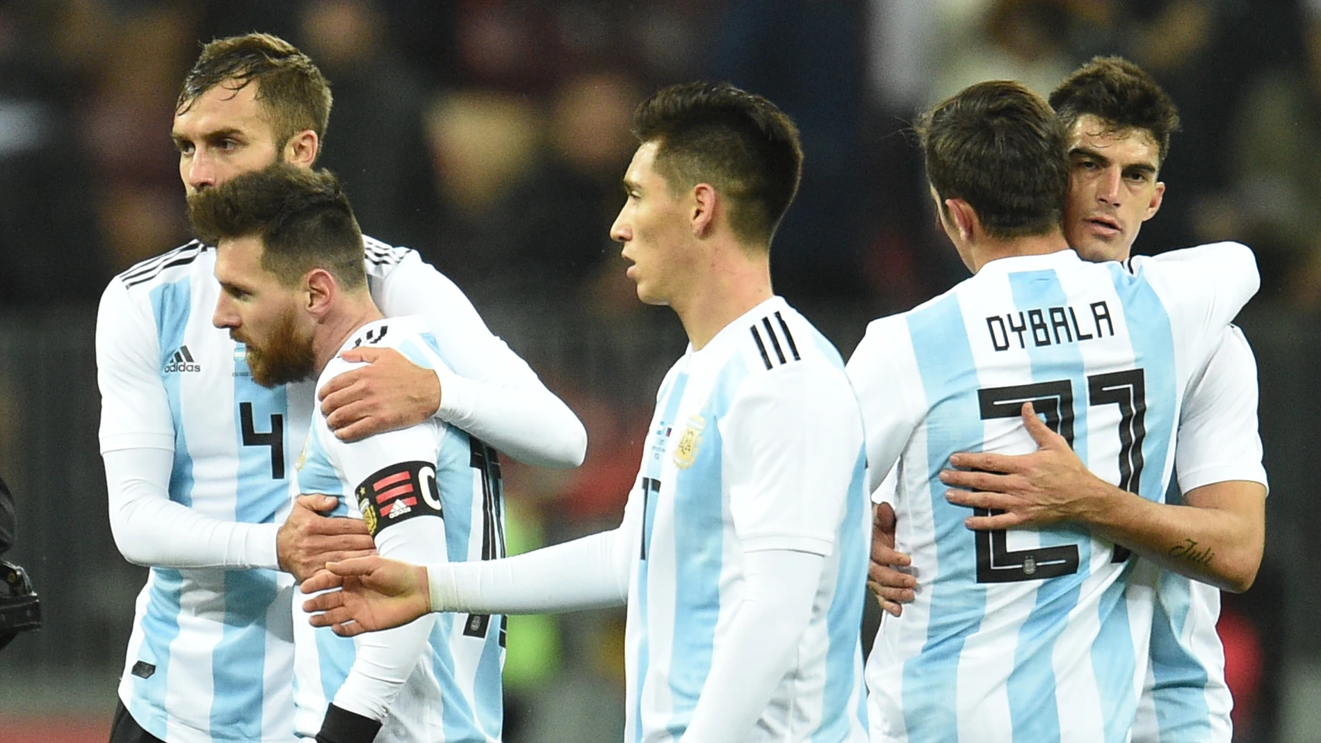 Leo Messi y Dybala, tras un partido de Argentina Leo Messi y Dybala, tras un partido de Argentina