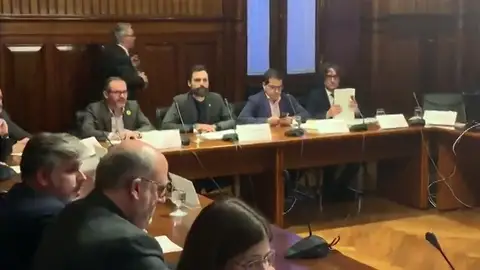 El Parlament activa la comisión que abordará la posibilidad de investir telemáticamente a Carles Puigdemont El Parlament activa la comisión que abordará la posibilidad de investir telemáticamente a Carles Puigdemont