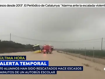 ALERTA TEMPORAL: Rescatado un autobús escolar con 70 niños que estaba atrapado por las fuertes lluvias en Cartagena ALERTA TEMPORAL: Rescatado un autobús escolar con 70 niños que estaba atrapado por las fuertes lluvias en Cartagena