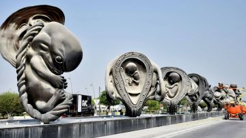 Esculturas gigantes hospital Qatar