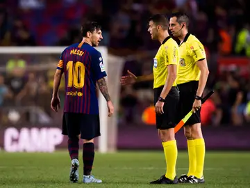 Messi habla con Gil Manzano durante un partido Messi habla con Gil Manzano durante un partido
