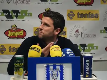 Tensión entre el entrenador del Lleida y un periodista que se queja de que responda en catalán Tensión entre el entrenador del Lleida y un periodista que se queja de que responda en catalán