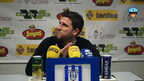 Tensión entre el entrenador del Lleida y un periodista que se queja de que responda en catalán Tensión entre el entrenador del Lleida y un periodista que se queja de que responda en catalán