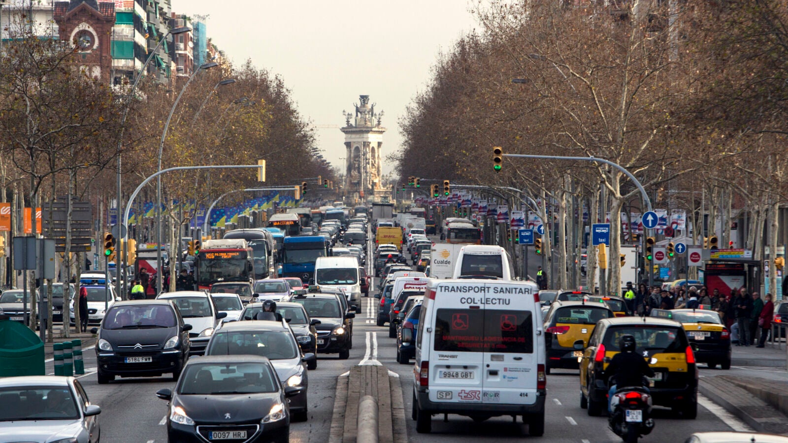 Barcelona multará a los vehículos más contaminantes a partir de abril