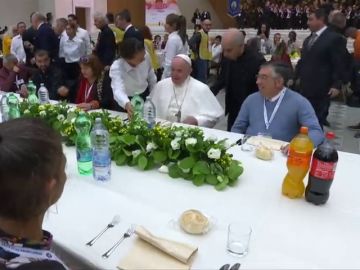 El papa Francisco almuerza junto con 1.500 indigentes en Roma