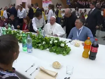 El papa Francisco almuerza junto con 1.500 indigentes en Roma El papa Francisco almuerza junto con 1.500 indigentes en Roma