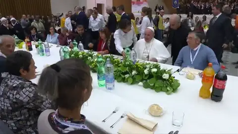 El papa Francisco almuerza junto con 1.500 indigentes en Roma El papa Francisco almuerza junto con 1.500 indigentes en Roma