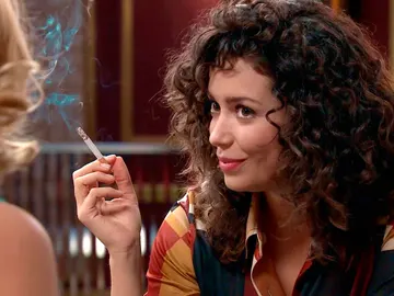 Amelia trata de insinuarse a Luisita Amelia trata de insinuarse a Luisita