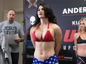Rachael Ostovich, en un pesaje previo a una pelea Rachael Ostovich, en un pesaje previo a una pelea