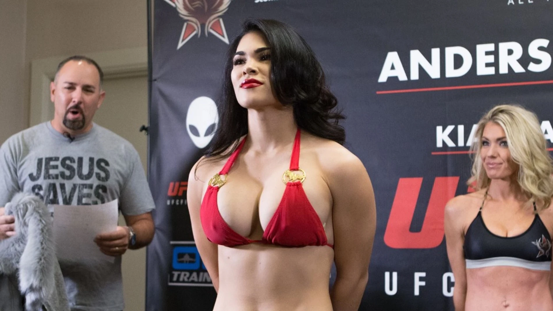 Rachael Ostovich, en un pesaje previo a una pelea Rachael Ostovich, en un pesaje previo a una pelea