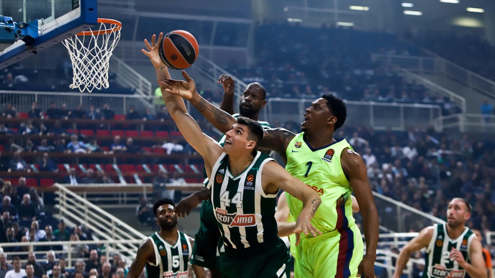 Mitoglou entra a canasta ante la defensa de Seraphin Mitoglou entra a canasta ante la defensa de Seraphin