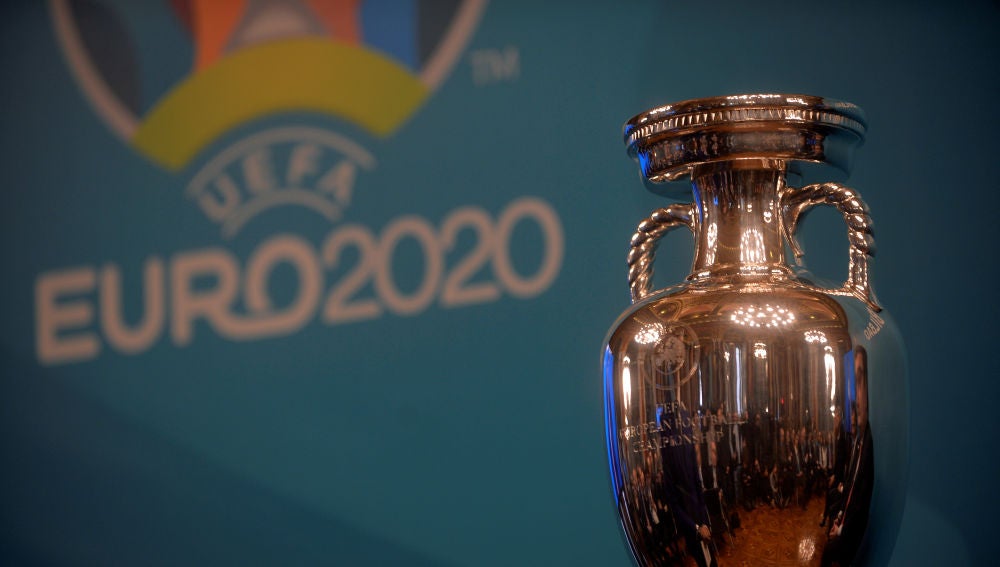 El trofeo de la Eurocopa, en una presentación en Bilbao